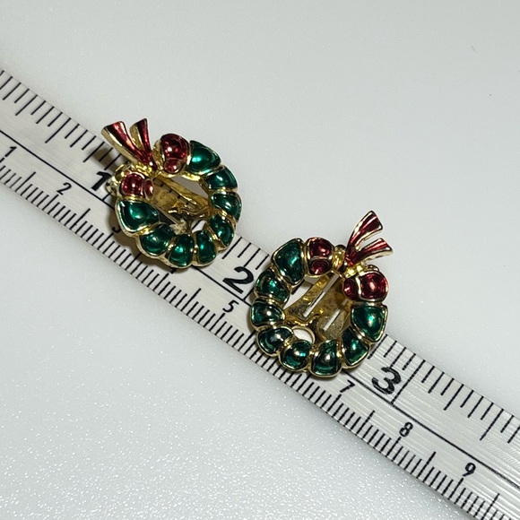Vintage Gold Tone Red Green Enamel Christmas Wreath Clip On Earrings - Picture 14 of 16